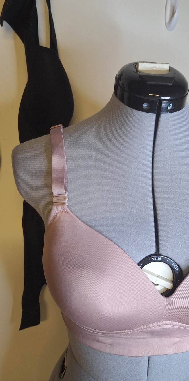 3 Warner's Nude Blush & 2 Black Wireless  Everyday Support Bras Size 36 D